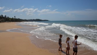 Kleinkinder genießen das Spielen im Sand am Strand von Mirissa – Sri Lanka Familienreise