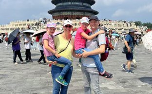 Strahlende Familie posiert glücklich vor dem prächtigen Himmelstempel in Peking – China Familienreise