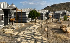 Resortanlage des Sama Heights Resorts mit Panoramablick auf das Jebel Shams Gebirge – Oman mit Kindern