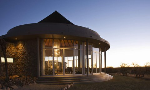 Außenansicht Restaurant Naankuse Lodge - Namibia mit Jugendlichen