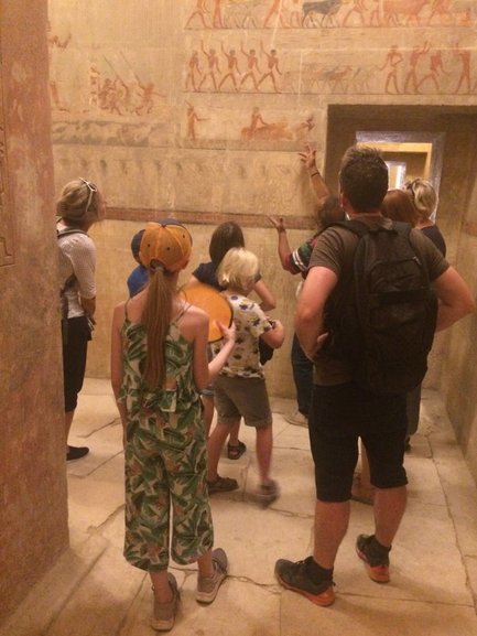 Familie bestaunt die Wandmalerei im Tal der Könige in Luxor – Ägypten Reise mit Kindern