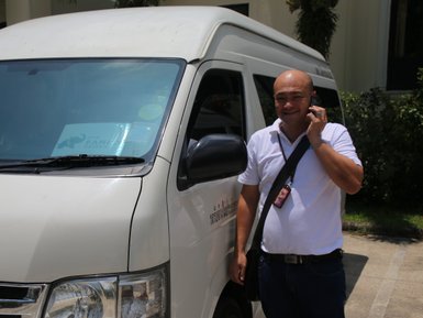 Reiseleiter von For Family Reisen neben Auto – Thailand Familienreise