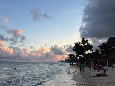 Sonnenuntergang mit leuchtenden Wolken über dem Meer bei Playa del Carmen – Mexiko Familienreise
