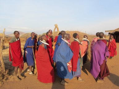 Massai-Gruppe führt einen traditionellen Tanz vor – Tansania Reise mit Kindern