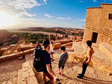 Familien entdecken zu Fuß die historische Architektur von Aït Ben Haddou – Familienurlaub in Marokko