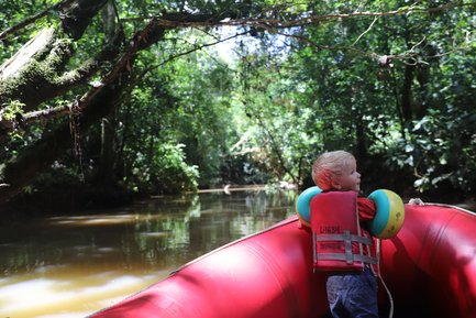 Kleinkind auf Schlauchboot bei einer Flussfahrt rund um Maquenque Eco Lodge – Costa Rica Familienreise