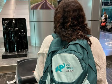 Teenager mit For Family Reisen-Rucksack am Flughafen Kairo – Ägypten Reise mit Kindern