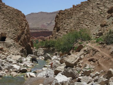 Naturnahe Steinlandschaft mit Wasserläufen im Tal der Rosen – Marokko Familienreise