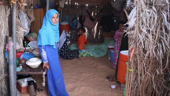 Einheimische Familie im Dorf im Oman – Oman mit Kindern