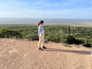 Teenager schaut während Addo Game Drive auf die grüne Natur – Garden Route mit Kindern