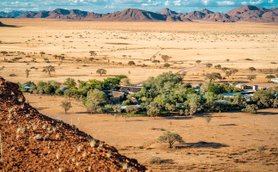 Außenansicht Namib Desert Lodge - Namibia mit Jugendlichen