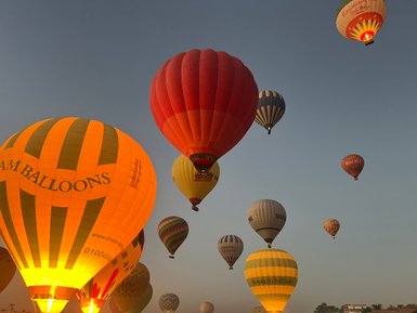 Mehrere Heißluftballons steigen über Luxor in den Himmel – Ägypten Reise mit Kindern