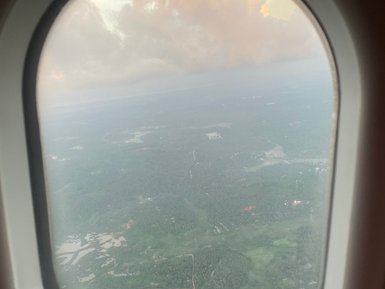 Aussicht aus dem Flugzeugfenster während des Flugs nach Sri Lanka – Sri Lanka Reise mit Kindern