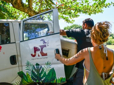 Tier wird im Jaguar Rescue Center bei Puerto Viejo de Talamanca transportiert – Costa Rica Familienreise