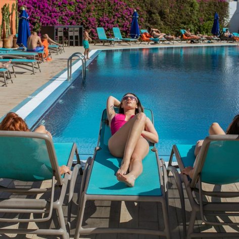 Menschen entspannen gemütlich auf Liegen am Pool im Atlas Essaouira & Spa – Marokko mit Kindern