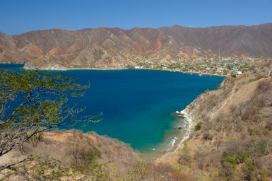 Ein atemberaubender Blick auf die Küste von Taganga, umgeben von sanften Hügeln und klarem, blauem Wasser.