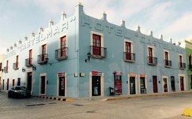 Das Hotel Castelmar ist ein blaues Gebäude mit roten Fensterläden und einem charmanten, historischen Stil.