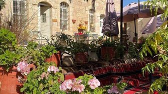 Terrasse im Cafe bei Souf - Jordanien Urlaub mit Kindern