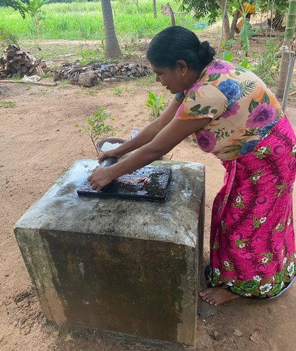 Frau macht in der Nähe von Sigiriya ein traditionelles Gericht – Sri Lanka Familienreise