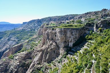 Aussichtspunkt mit Blick auf die zerklüfteten Berge und grünen Täler des Jebel Akhdar – Oman mit Kindern