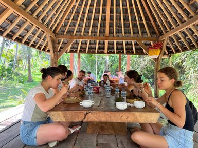 Reisegruppe beim gemeinsamen Essen balinesischer Gerichte – Bali mit Kindern
