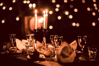 Ein gedeckter Tisch in einem Restaurant mit gedimmten Licht