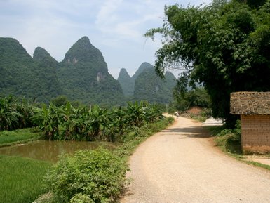 Malerischer Pfad durch die grüne Karstlandschaft bei Yangshuo – China Familienreise