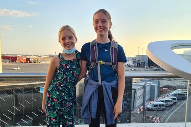 Schwestern am Flughafen vor dem Abflug nach Tansania – Tansania Reise mit Kindern