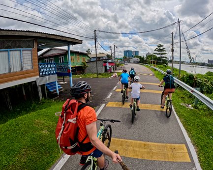Familie erkundet gemeinsam die Wege rund um Kuching bei einer Fahrradtour – Malaysia & Borneo Reise mit Kindern
