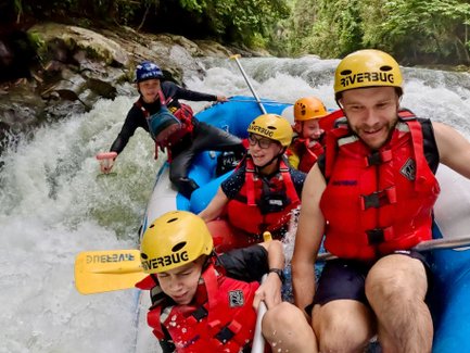 Familie im Schlauchboot während sie den Fluss hinunterfährt – Malaysia & Borneo Familienreise