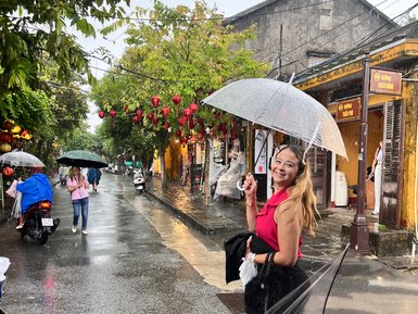 Mädchen geht mit Regenschirm – Vietnam Familienreise