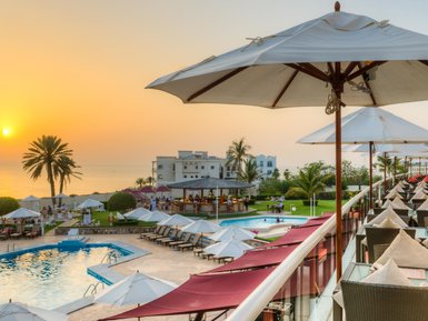 Sonnenuntergang mit Blick auf das Crowne Plaza Muscat Hotel – Oman mit Kindern
