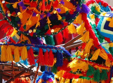 Vielfältige farbenfrohe Hüte auf einem Marktstand im Souk von Marrakesch – Marokko Reise mit Kindern