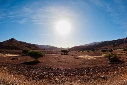 Landschaft unter strahlendem Sonnenschein während eines Marokko-Roadtrips – Marokko Familienreise