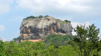 Ansicht des Löwenfelsens mit umliegender Naturkulisse – Sri Lanka Reise mit Kindern