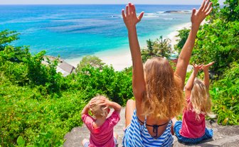 Kinder spielen fröhlich am Strand von Bali – Bali Reise mit Kindern