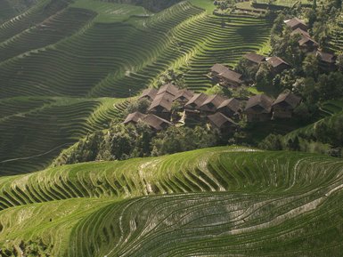Ausblick von oben auf die Reisterrassen und traditionellen Dörfer in Longsheng – China mit Kindern