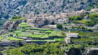 Von oben eröffnet sich ein weiter Blick über die dramatische Landschaft und fruchtbaren Hänge des Jebel Akhdar – Oman Reise mit Kindern