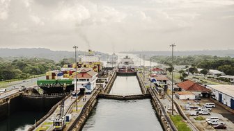 Der Panamakanal zeigt mehrere Schiffe, die durch die Schleusen fahren, um die Wasserstraße zu passieren.