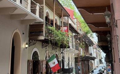 Ein Blick auf die charmanten Häuser in Casco Viejo, Panama, die mit bunten Blumentöpfen und Lichtern geschmückt sind.