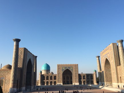 Die beeindruckende Architektur von Samarkand zeigt kunstvoll verzierte Gebäude unter einem klaren blauen Himmel.
