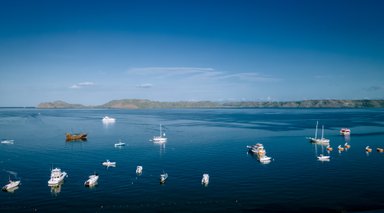 Boote liegen im Wasser am Strand der Papagayo-Halbinsel in Guanacaste – Costa Rica Reise mit Kindern