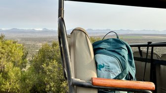 Rucksack liegt im Jeep während einer Safari im Buffelsdrift – Südafrika Familienreise