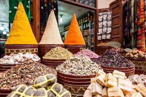 Gewürzpyramiden und duftende Kräuter auf einem Marktstand in Marrakesch – Marokko Reise mit Kindern