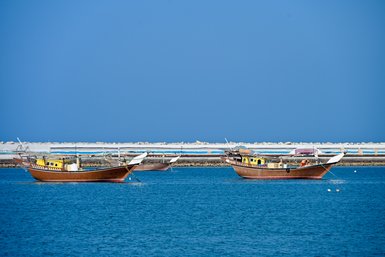 Boote auf dem Wasser in der Küstenstadt Sur im Oman – Oman Reise mit Kindern