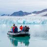 Zodiac im arktischen Eis bei Spitzbergen - Arktis Reise mit Kindern