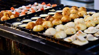 Frisch zubereitete Takoyaki-Kugeln an einem Streetfood-Stand in Kuala Lumpur – Malaysia & Borneo Familienreise