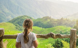 Mädchen in Reisterrassen von Longsheng - China mit Kindern