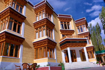 Das Hotel Natures Land präsentiert sich mit einer beeindruckenden Fassade und traditionellen Holzverzierungen.