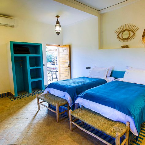 Zimmer mit zwei Betten im traditionellen Stil im Riad Tihri – Marokko Familienreise